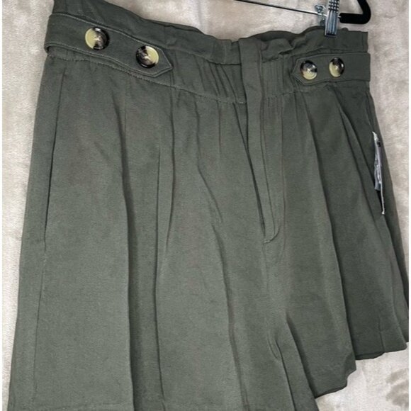 a.n.a New Approach Wear High Waisted Oregano Pleated Shorts Decorative Buttons - Picture 3 of 11